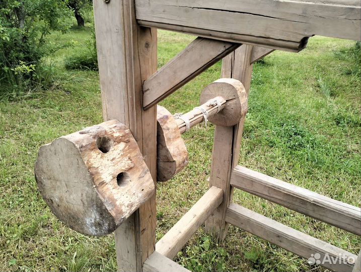 Старинный ткацкий станок деревянный большой