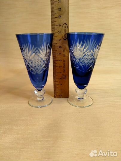 Графин с рюмками на подносе