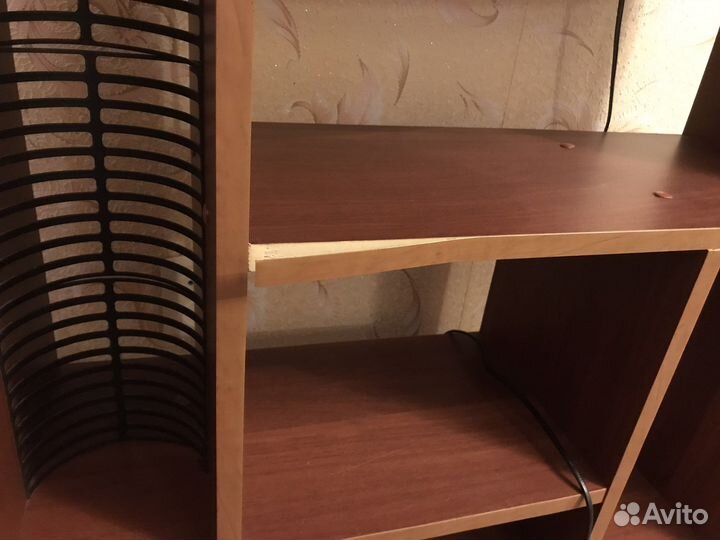 Компьютерный стол с полками