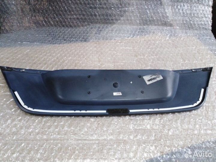 Накладка крышки багажника Mercedes-Benz E-Class