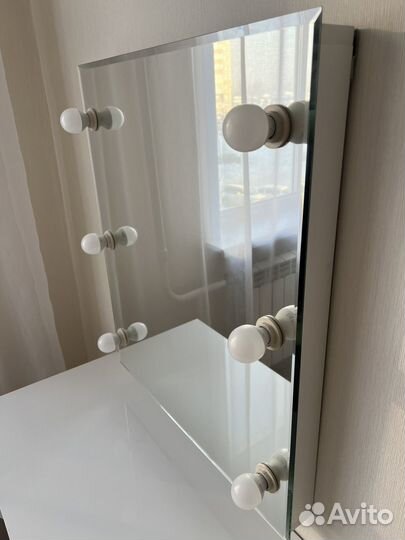 Гримерное зеркало и столик