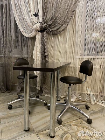 Стол и два стула