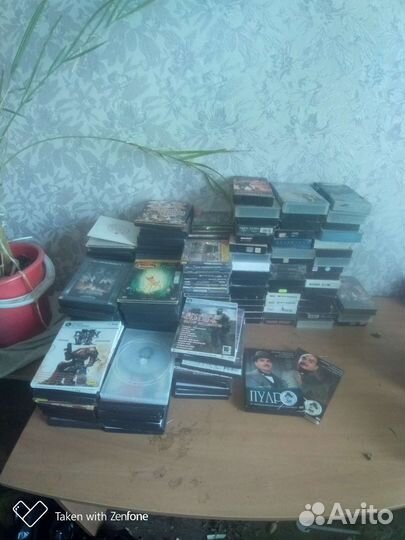 Дал диски и кассеты с фильмами