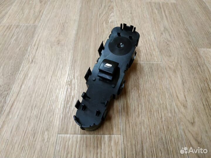 Кнопка стеклоподъемника переднего правого Пежо 308