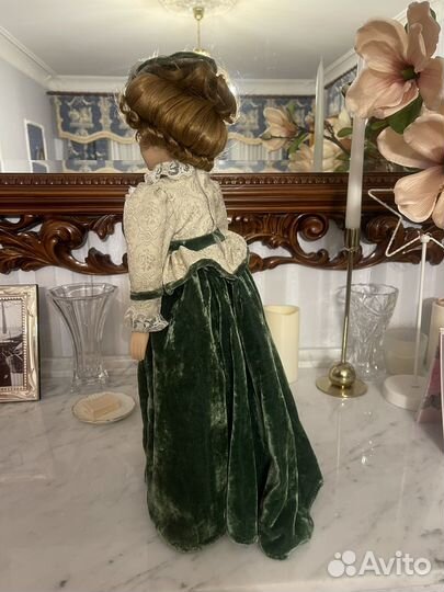 Кукла фарфоровая