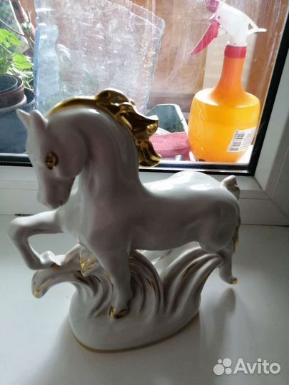 Фарфоровая статуэтка конь