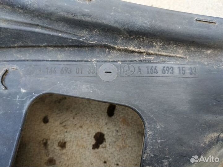 Водосток крышки багажника Mercedes-Benz ML350 (W16