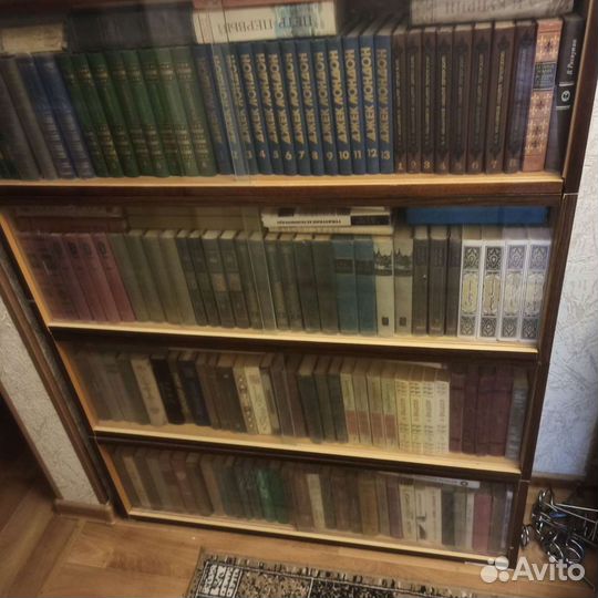 Книжные полки со стеклом