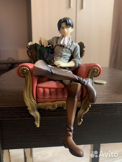 Фигурка Леви Акерман на кресле