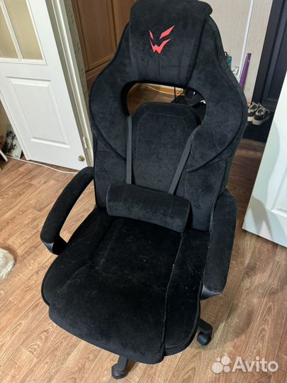 Компьютерное кресло и стол