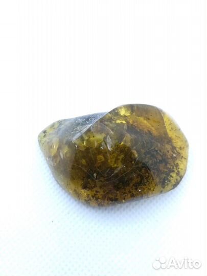 Сувенирный кусочек янтаря с инклюзом