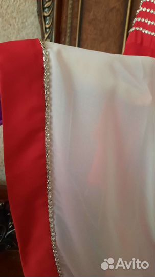 Платье с накидкой