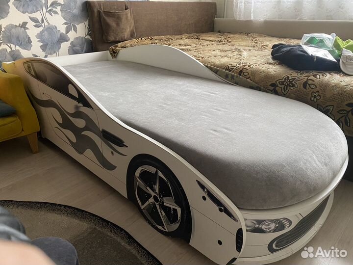 Детская кровать машинка с матрасом бу