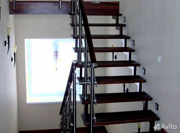 Облицовка лестничного металлокаркаса деревом