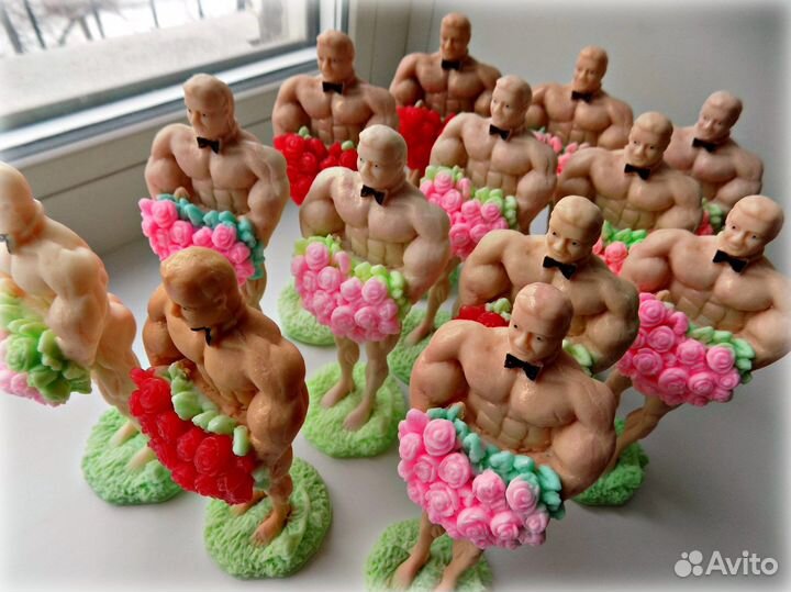 Мужчина с букетом роз (мыло)