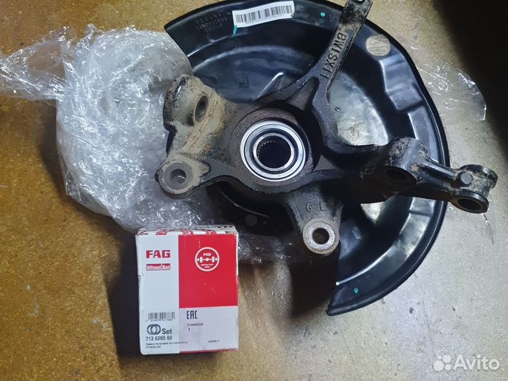 Поворотный кулак передний левый в сборе