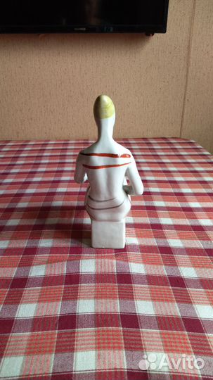 Статуэтка фарфор