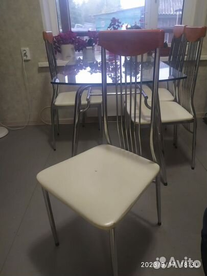 Кухонный стол и стулья