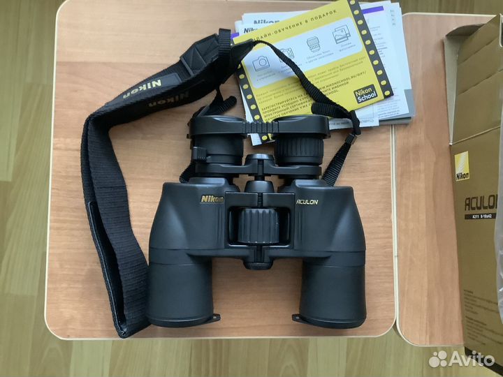Бинокль Nikon Aculon A211 8-18x42 черный