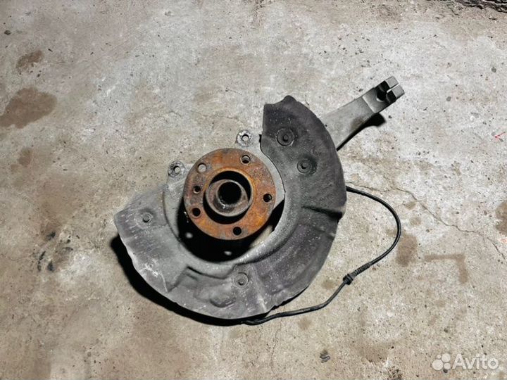 Кулак поворотный задний правый Bmw 7 F02 N63B44A