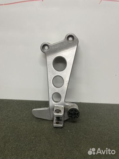 Кронштейн поножки правой Honda CB1000