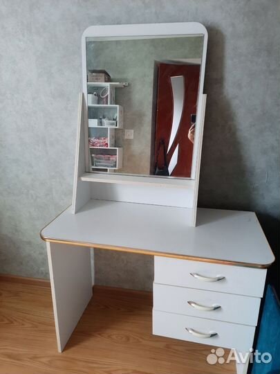 Туалетный столик с зеркалом