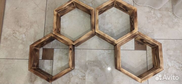 Полки в виде сот