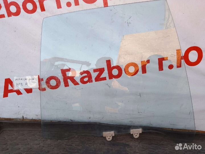 Стекло заднее правое Nissan Maxima J30