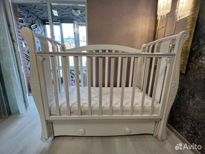 Детская кроватка с маятником