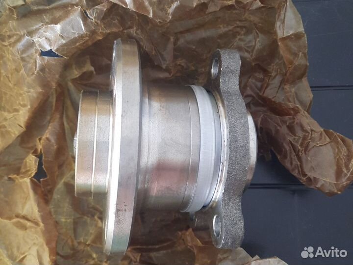 Ступица заднего колеса с осью в сборе
