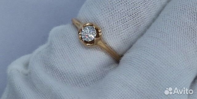 Золотое кольцо с бриллиантом 0р