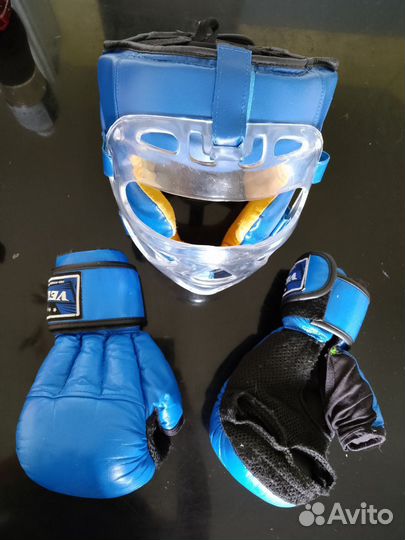 Боксерские перчатки и шлем