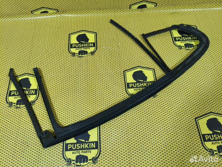 Уплотнитель стекла двери задний левый Opel