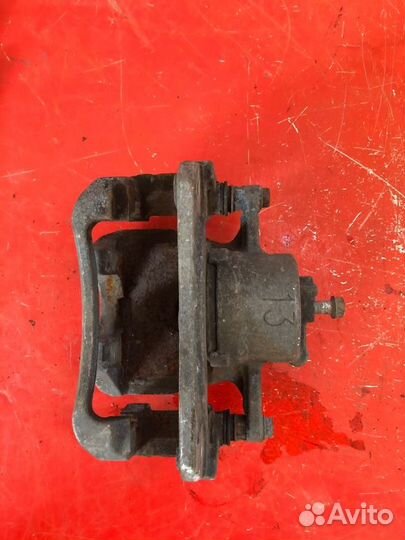 Суппорт тормозной передний правый Toyota Camry