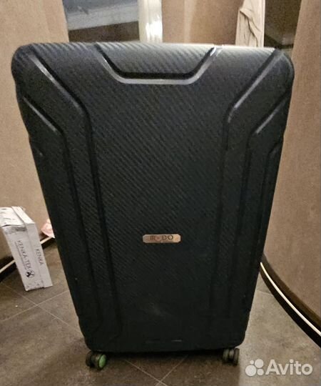 Чемодан на колесах большой пластиковый