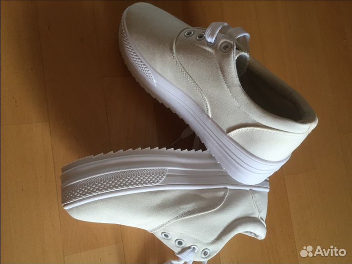 Белые кеды на платформе