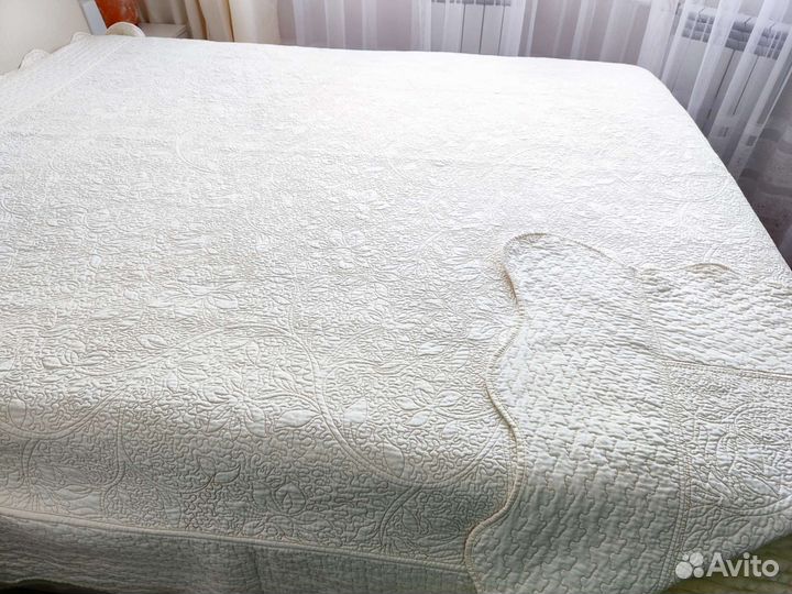 Покрывало на кровать 240х240 с вышивкой