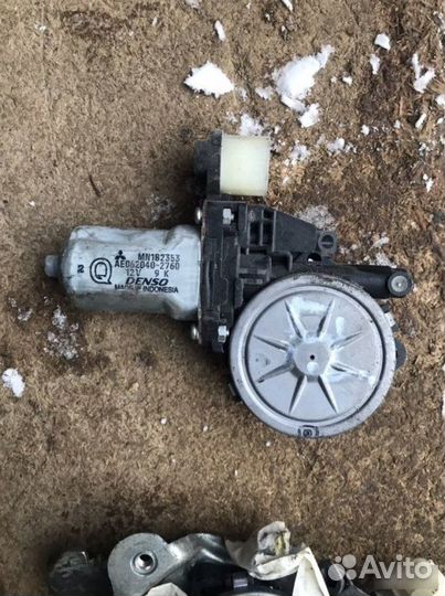 Стеклоподъемник Mitsubishi L200