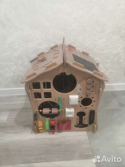 Игрушка Домик бизиборд