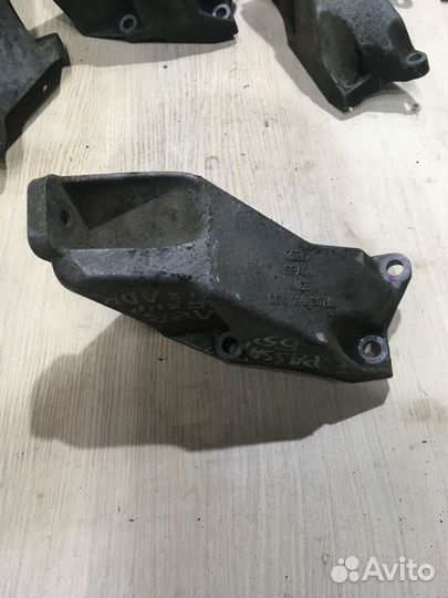 Кронштейн двигателя левый Ауди А6 С5 8D0199307L