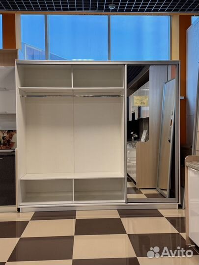 Вместительный шкаф купе 2,4 м. Зеркало С выставки