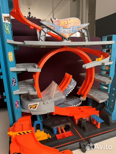 Трек Hot Wheels City HW Ultimate Garage