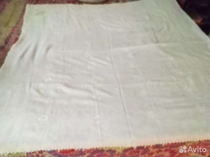 Платок белый 90 на 95; 115 на 118см