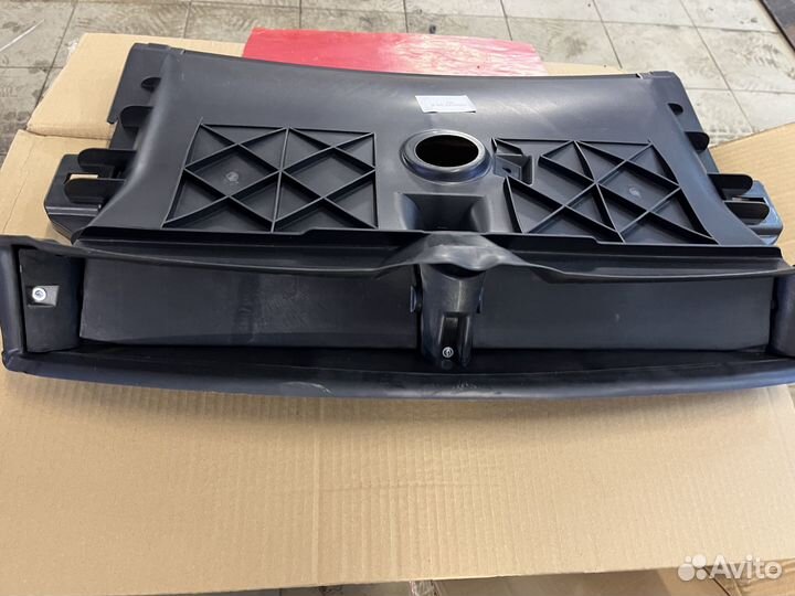 Люверс центральный (в сборе) для Tesla Model 3