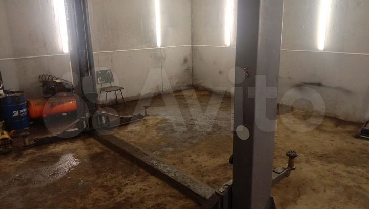 Гараж с подъемником, автосервис