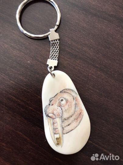 Брелок с мамонтовой кости с самородком