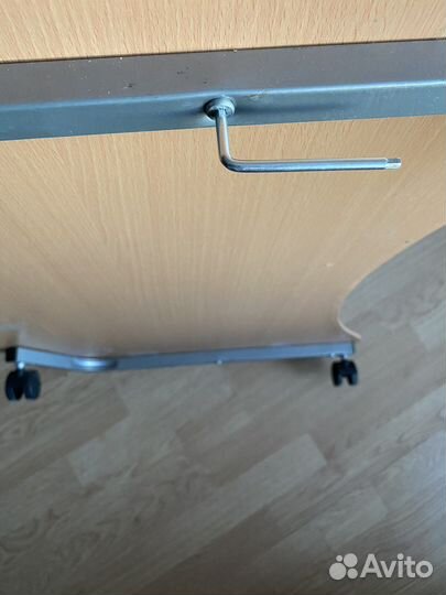 Компьютерный стол на колесиках