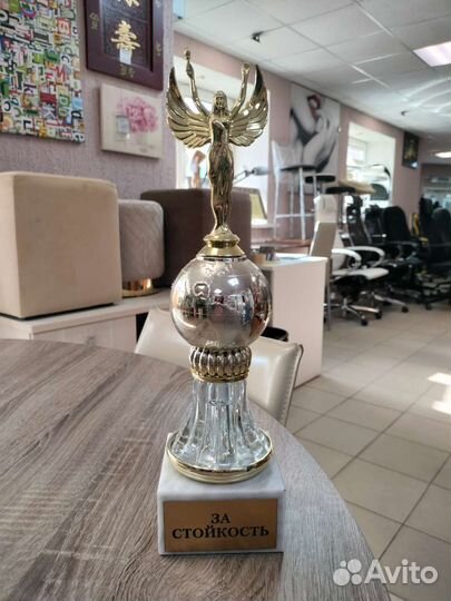 Статуэтка на каменной подставке