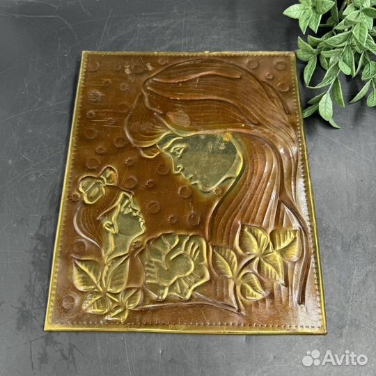 Панно Чеканка Картина Девушка мама с ребенком