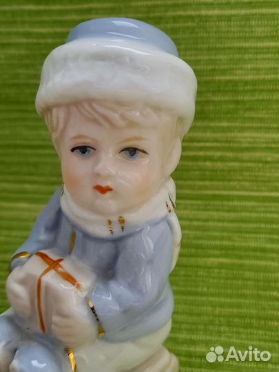 Фарфоровая статуэтка мальчик на санках